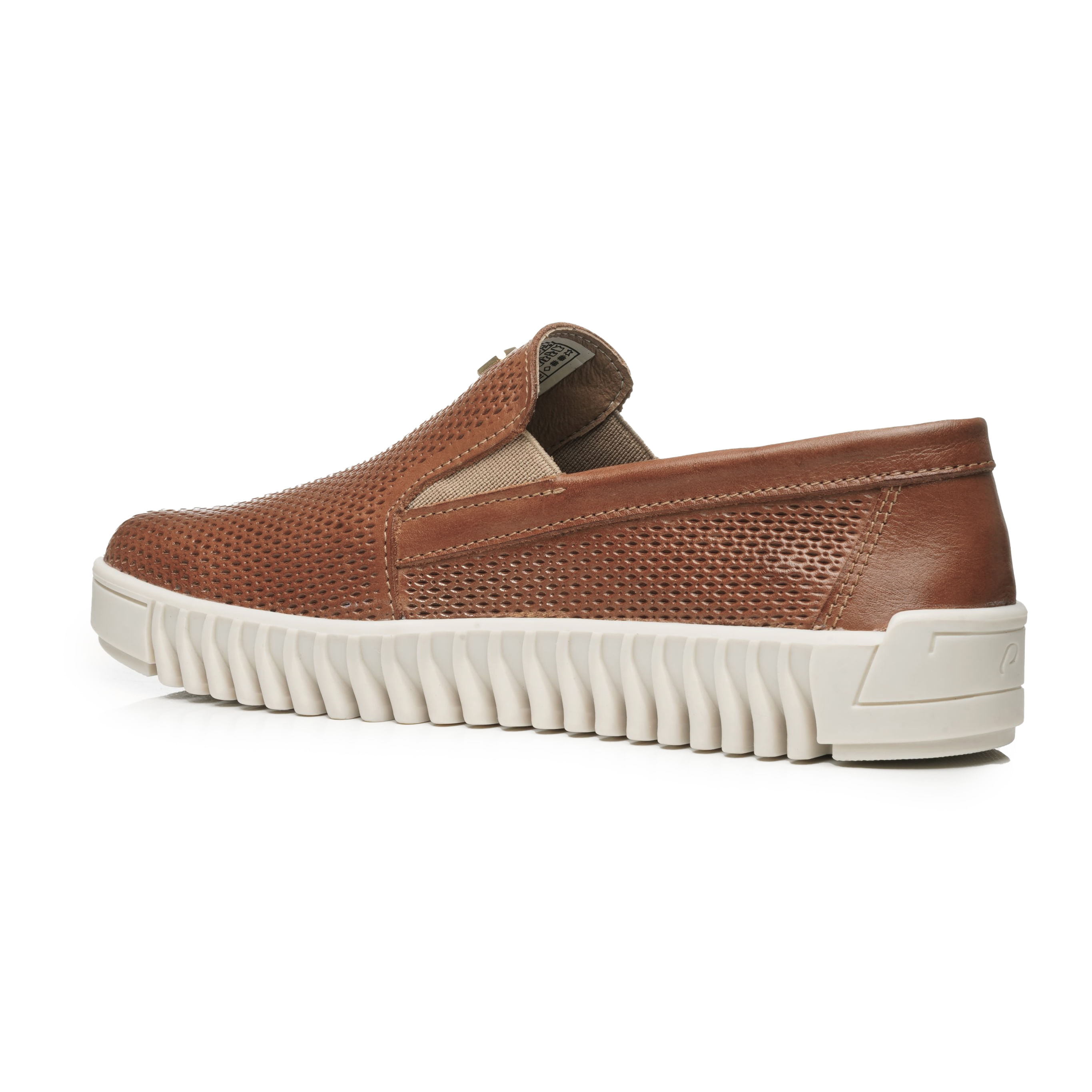 Tênis casual feminino Pegada marrom em couro com detalhes em mesh para ventilação, modelo slip-on confortável.
